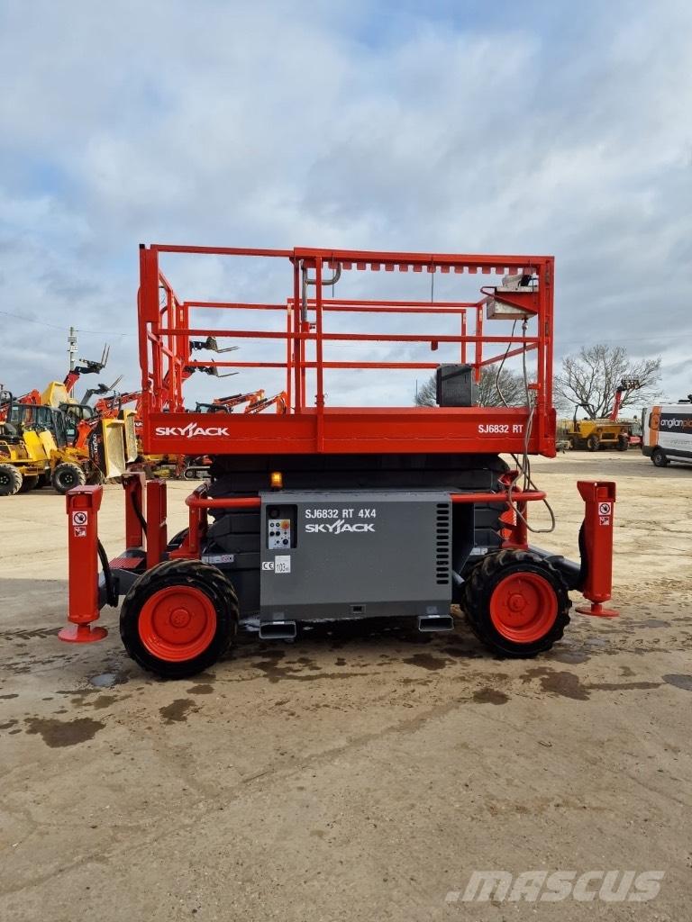 SkyJack SJ 6832 RT Scissor lifts