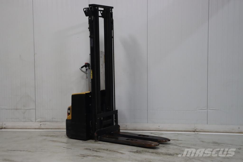 CAT NSP14 Pedestrian stacker