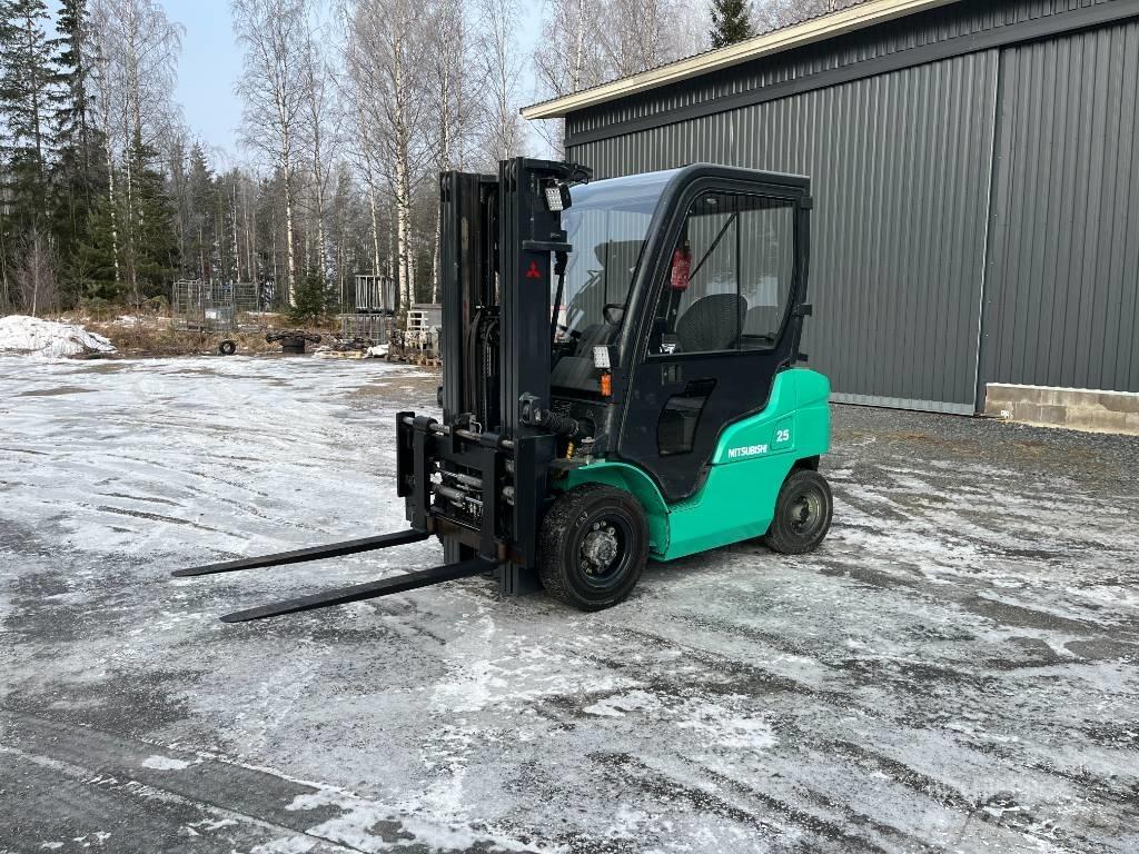 Mitsubishi FD25NT Diesel trucks