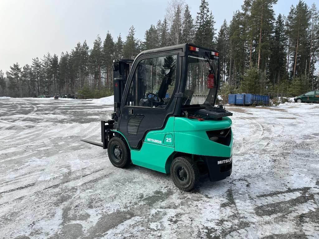 Mitsubishi FD25NT Diesel trucks