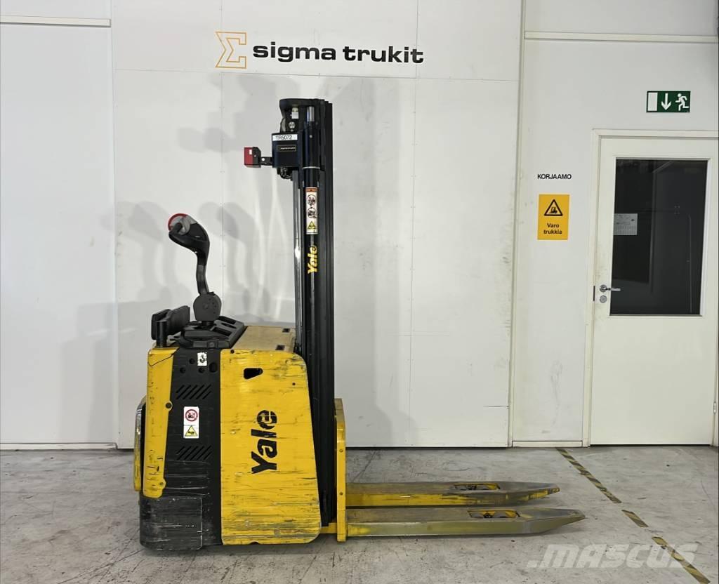 Yale MS 12 X Self propelled stackers