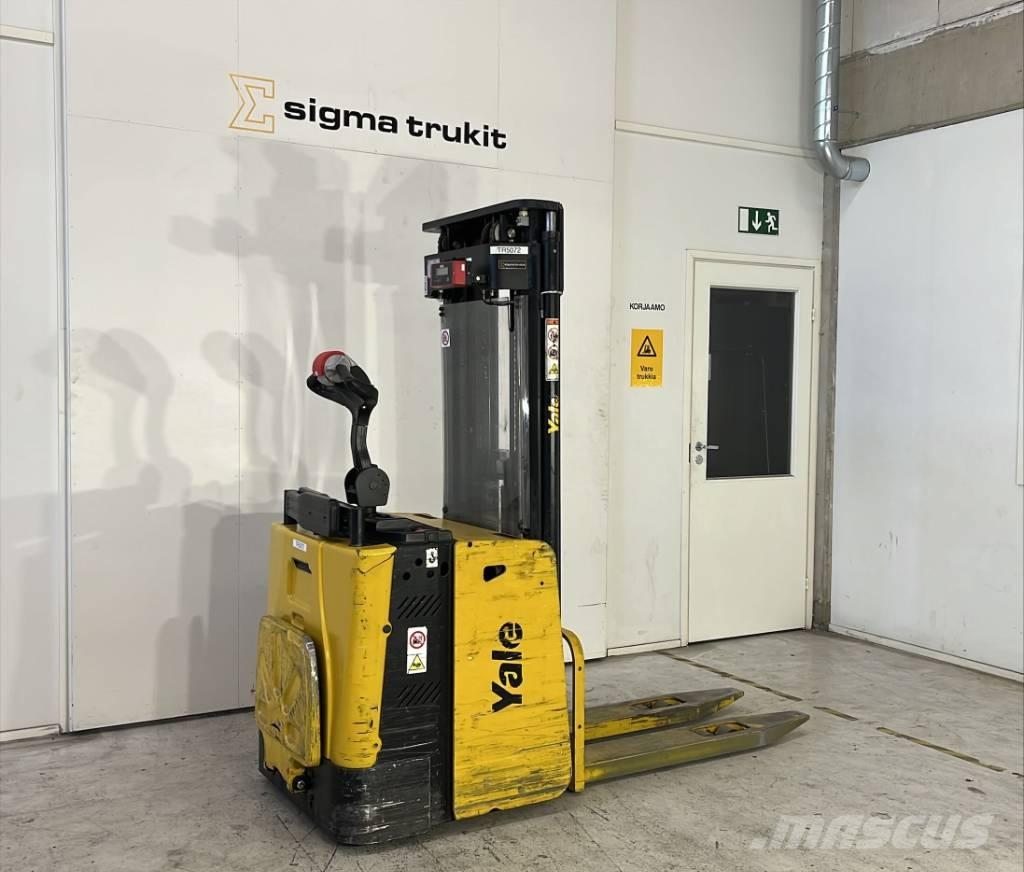 Yale MS 12 X Self propelled stackers