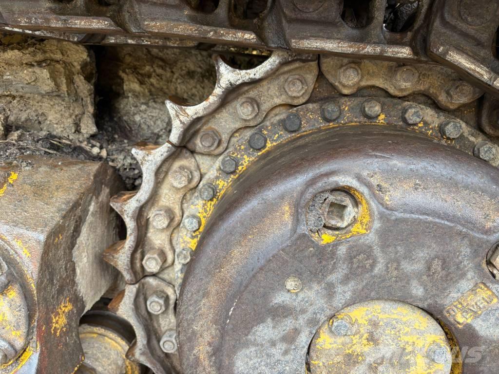 Komatsu D65PX-18 Crawler dozers