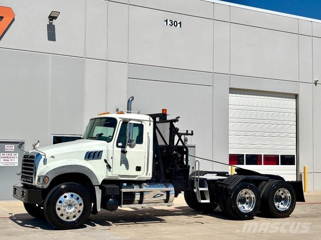 Mack GU713 Recovery vehicles