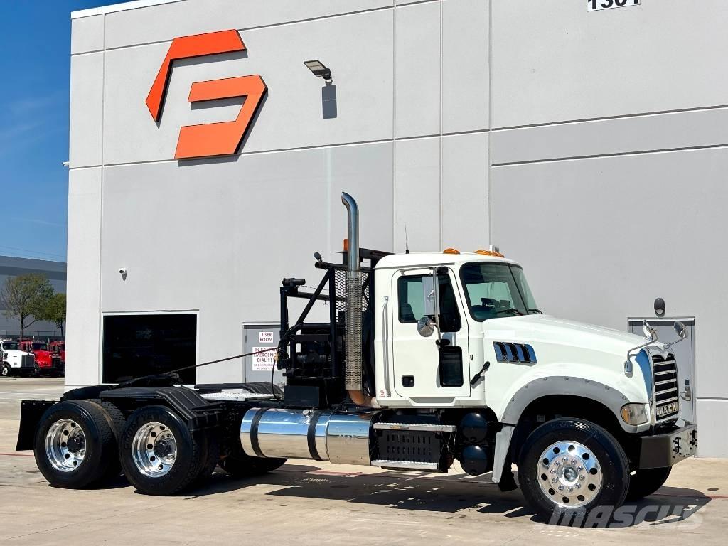 Mack GU713 Recovery vehicles