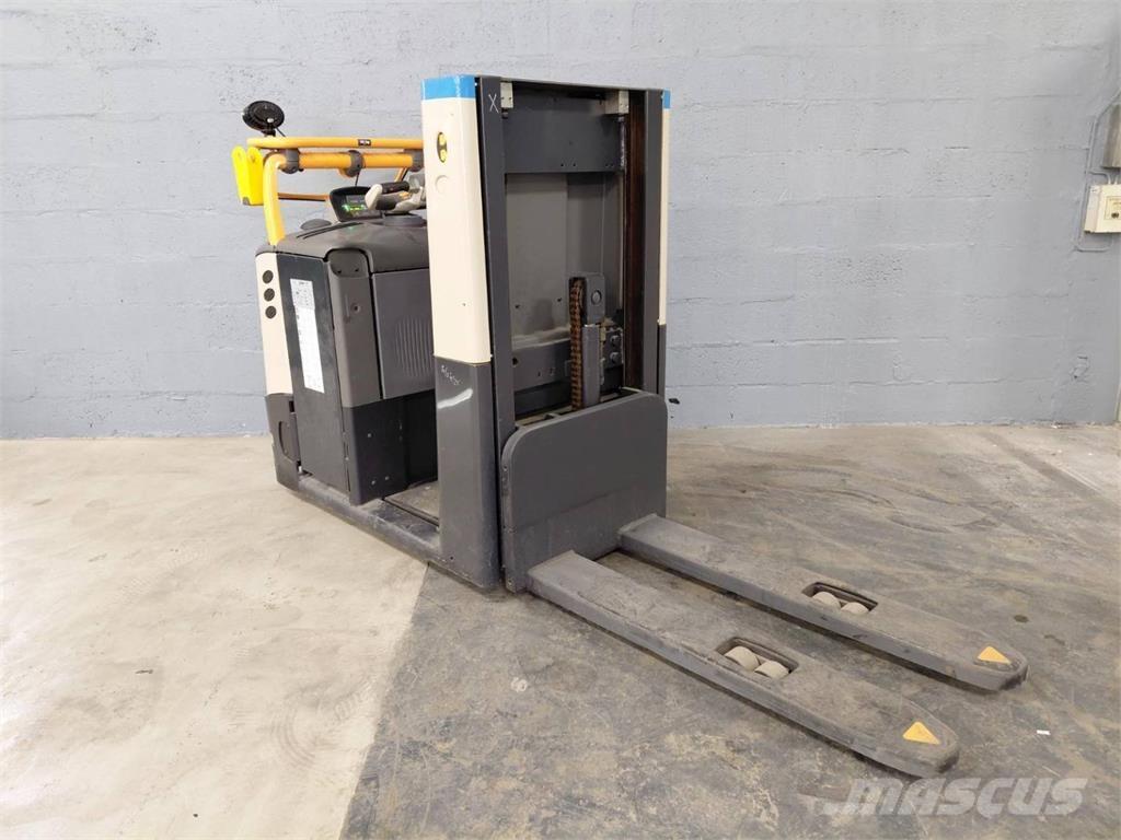 Crown GPC3045 Medium lift order picker