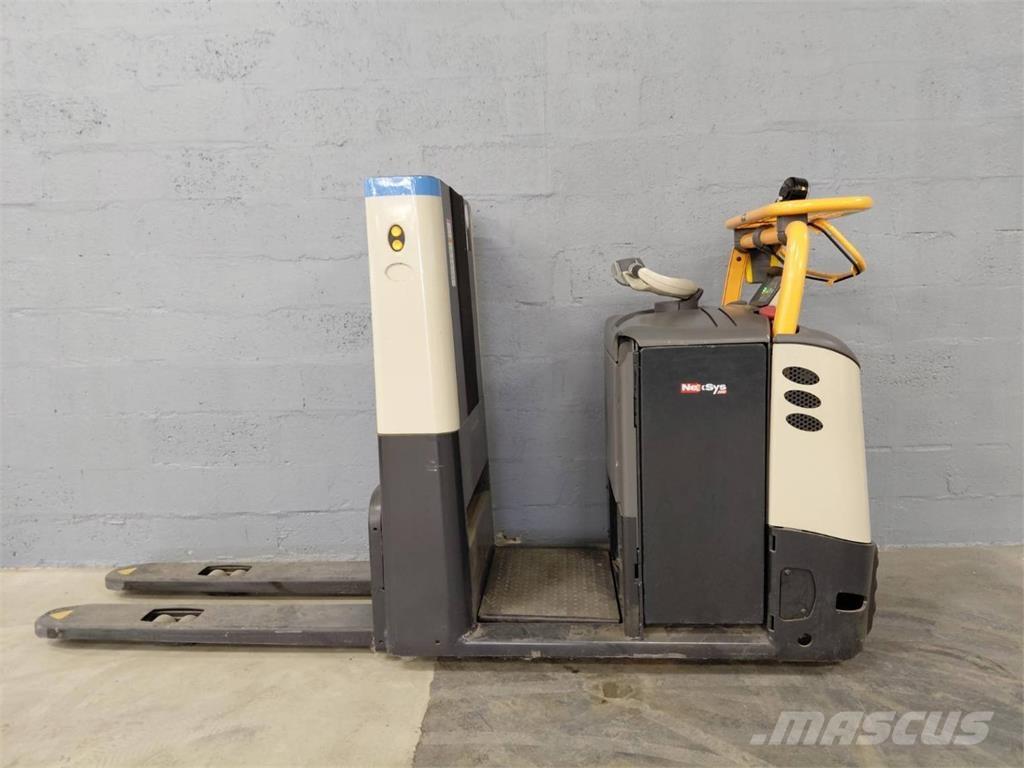 Crown GPC3045 Medium lift order picker