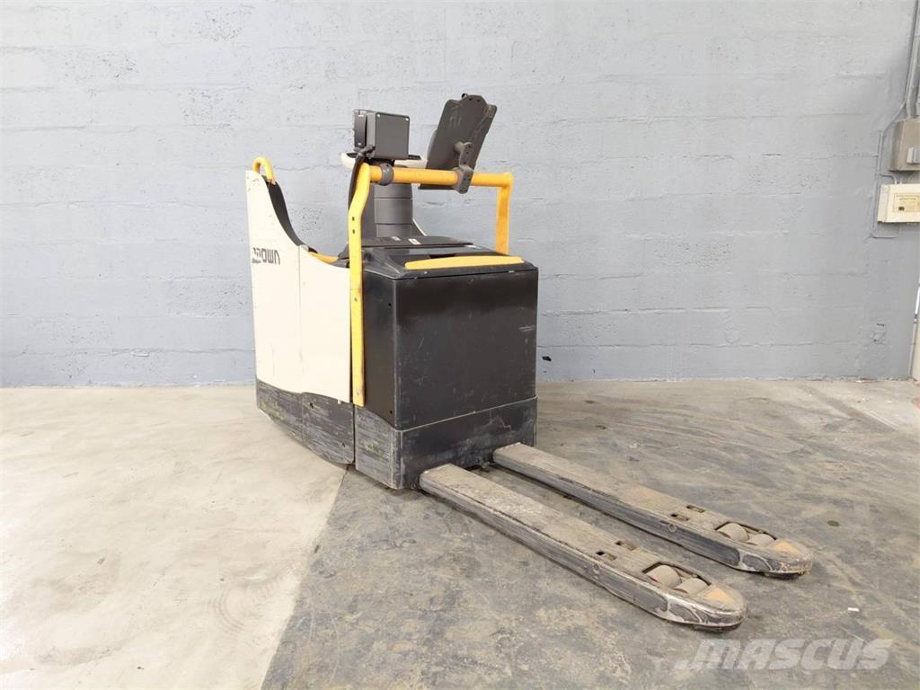 Crown WT3040 Self propelled stackers