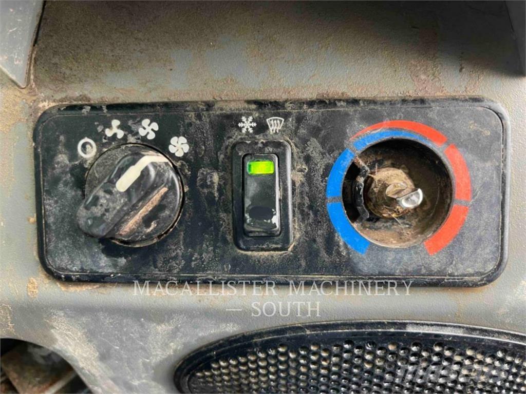 Bobcat T740 Crawler FEL's