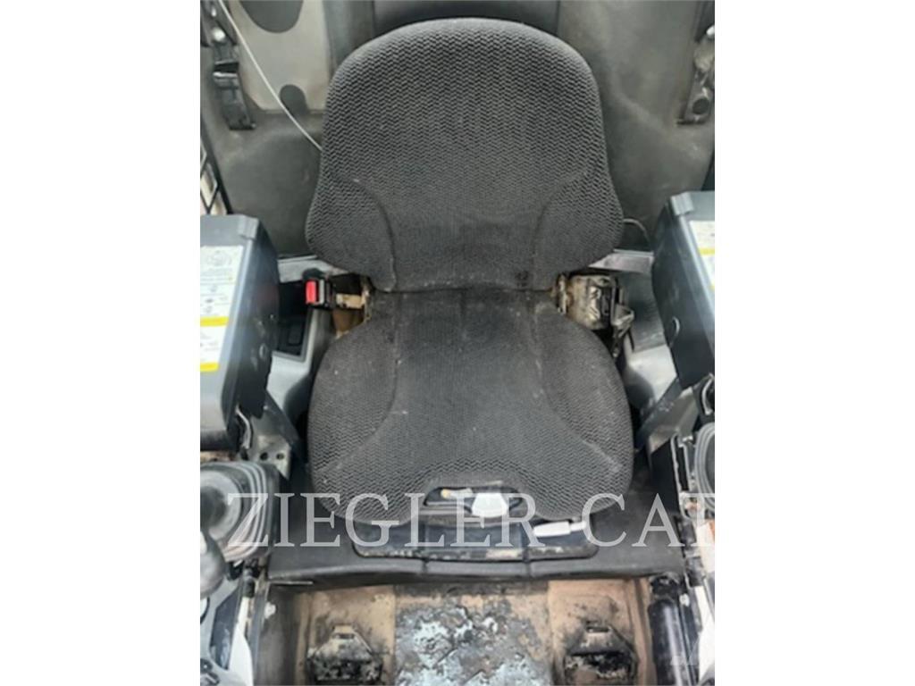 Bobcat T770 Crawler FEL's