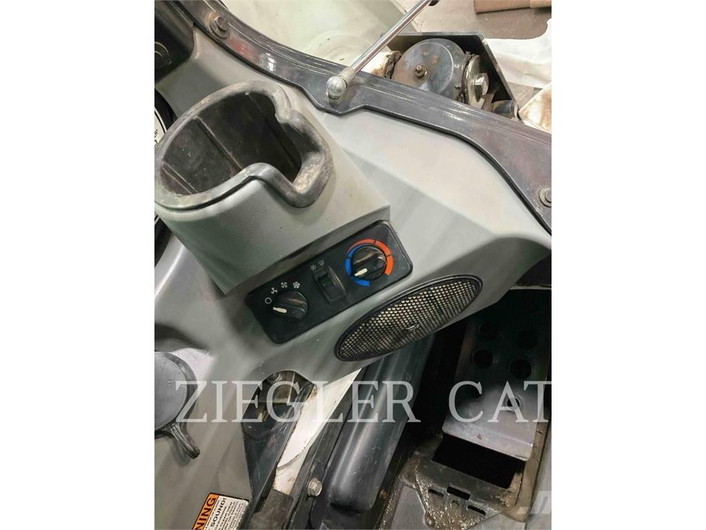 Bobcat T870 Crawler FEL's