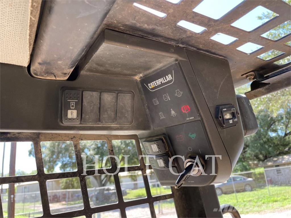 CAT 216 Skid steer loaders