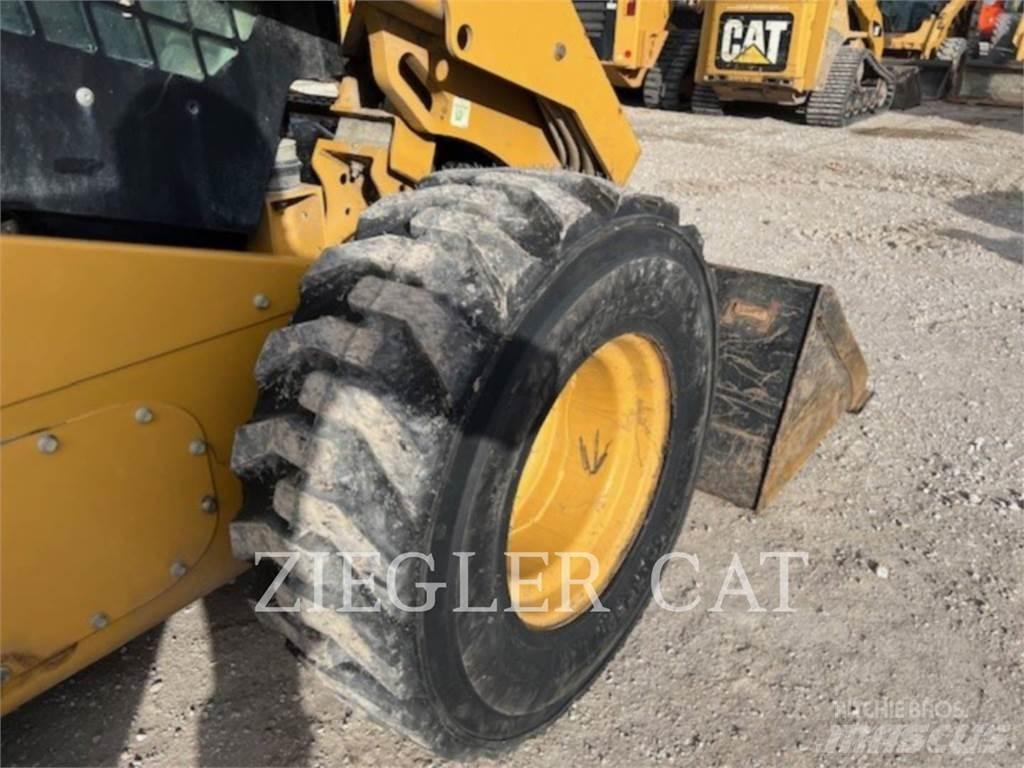 CAT 272D2 Skid steer loaders