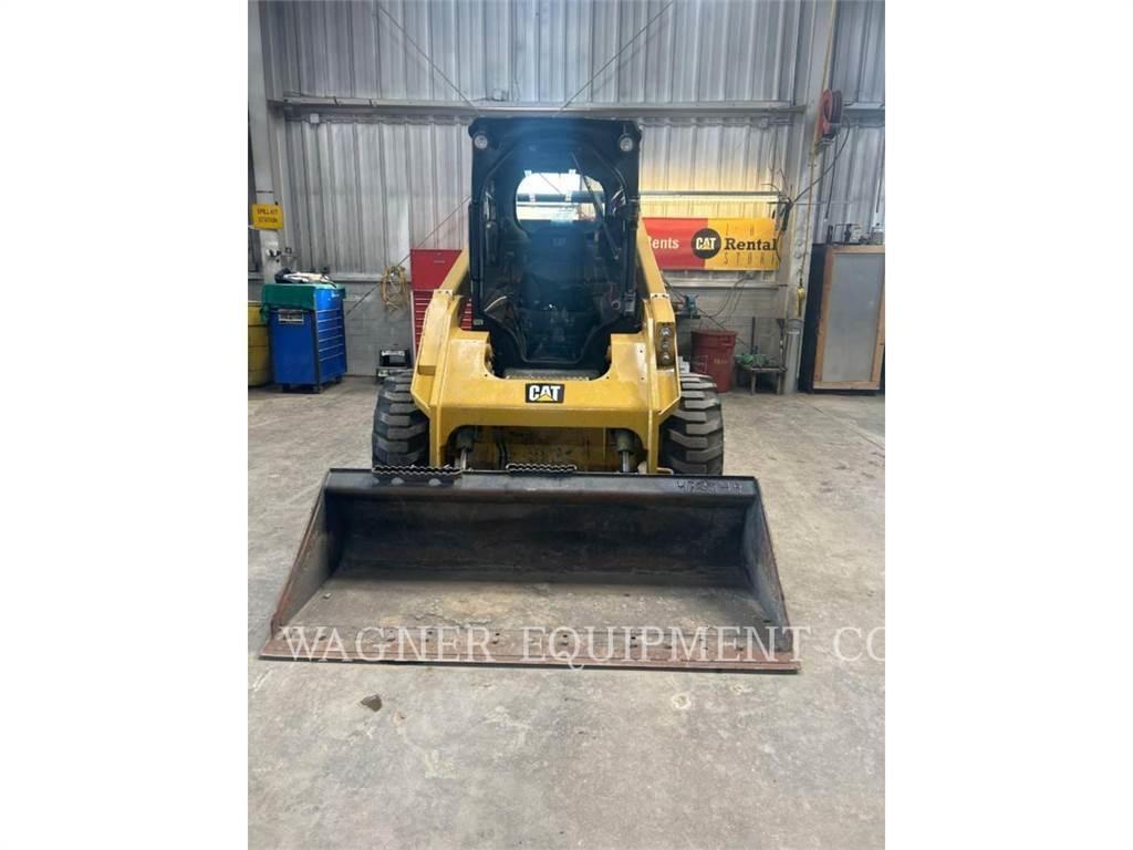 CAT 272D2 Skid steer loaders