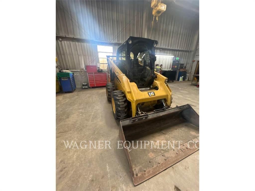 CAT 272D2 Skid steer loaders