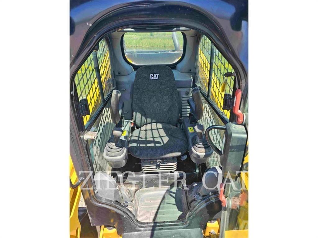 CAT 272D2 Skid steer loaders