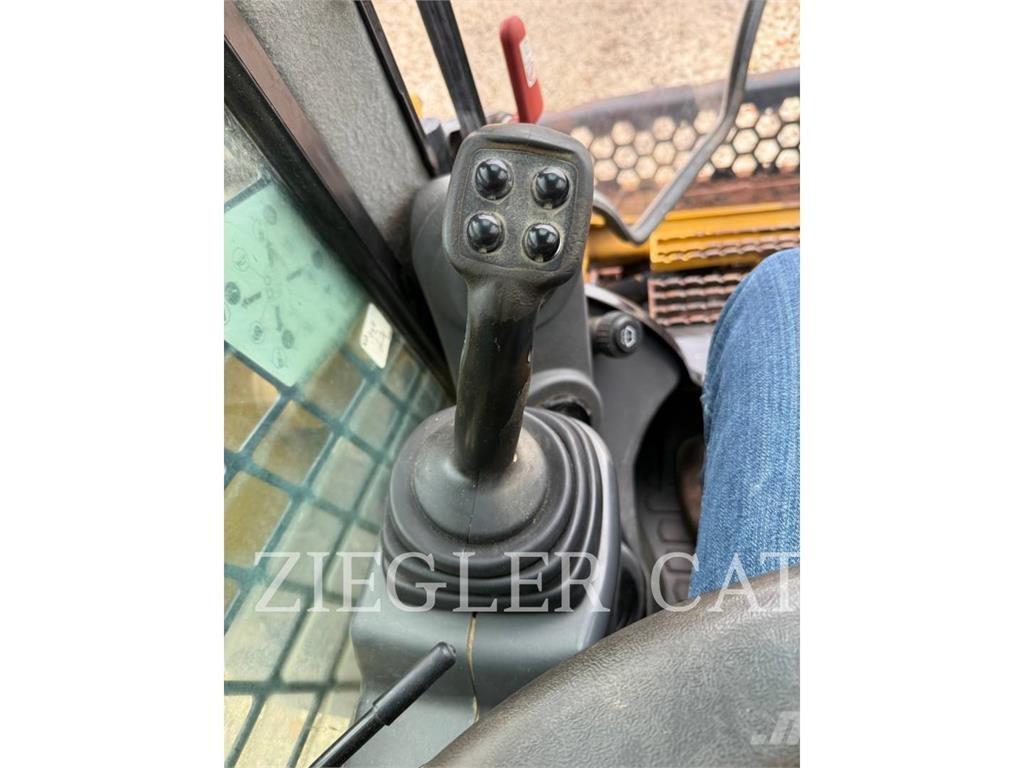 CAT 272D2 Skid steer loaders