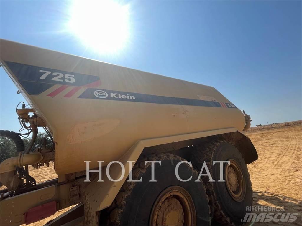 CAT 725 Articulated Haulers