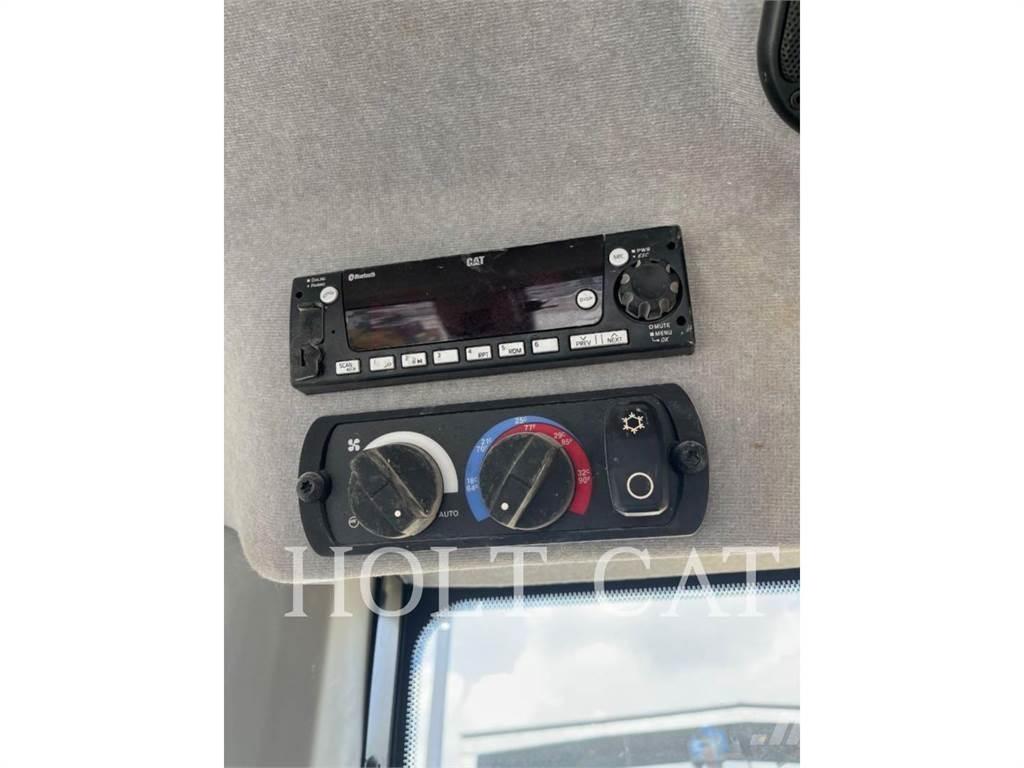CAT 953 QC Crawler FEL's