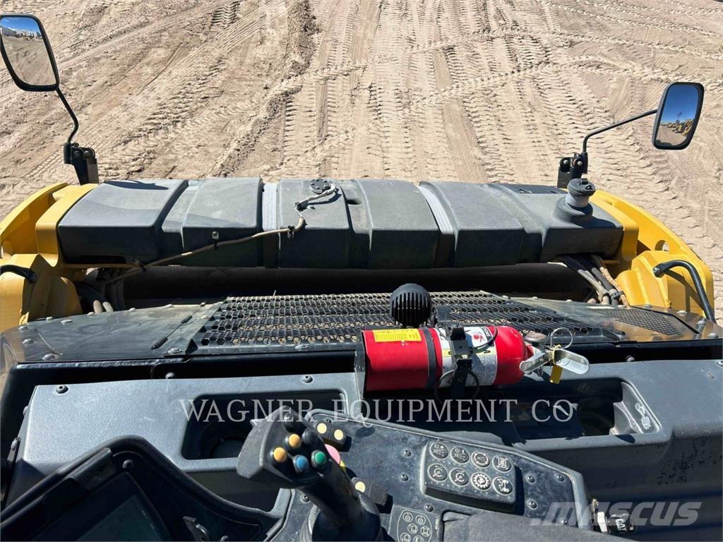 CAT CB16 Asphalt pavers