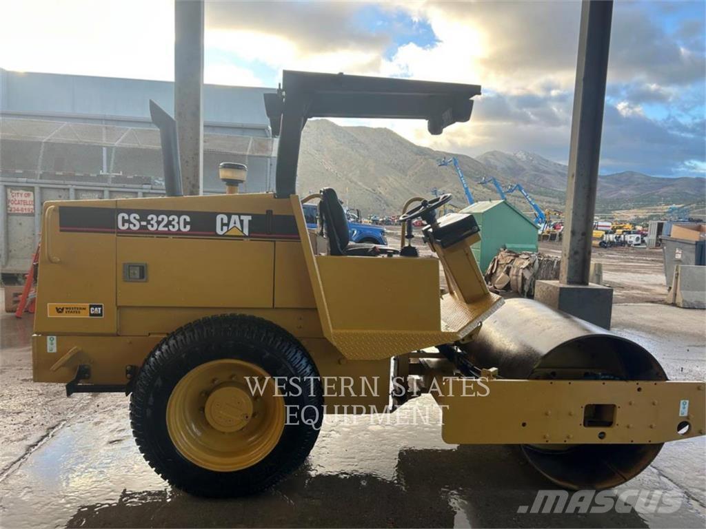 CAT CS-323C Single drum rollers