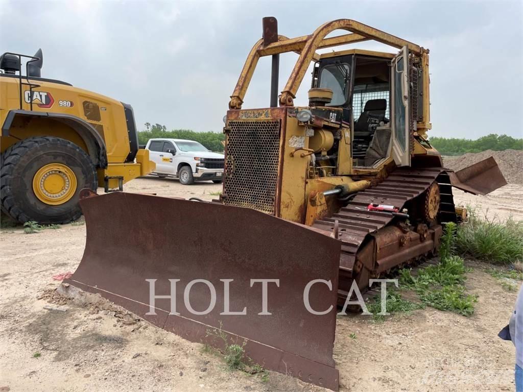 CAT D6M Crawler dozers