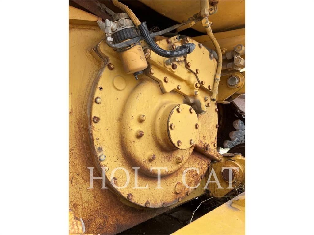 CAT D6M Crawler dozers