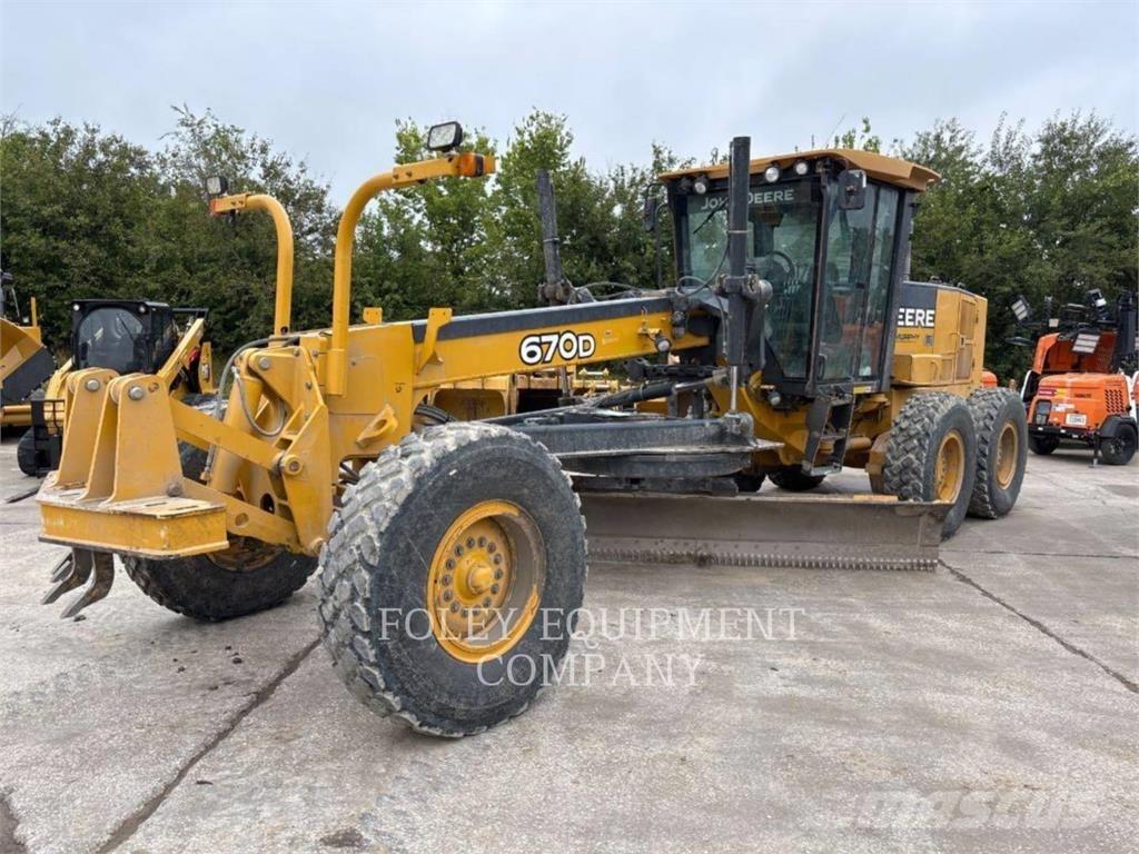John Deere 670 Graders