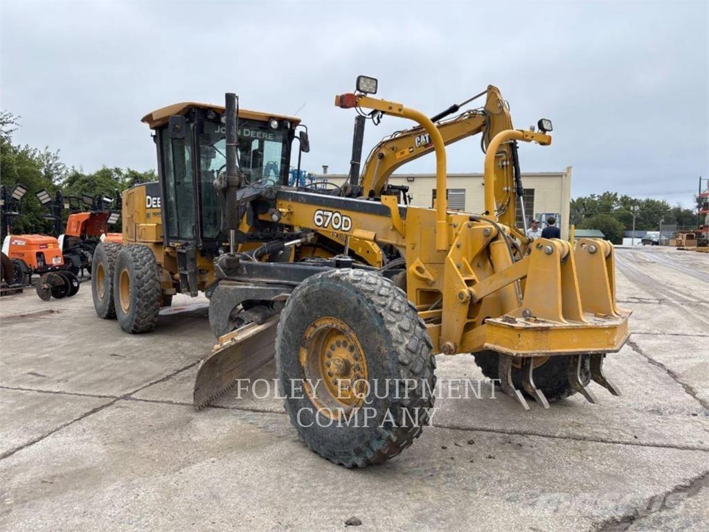 John Deere 670 Graders