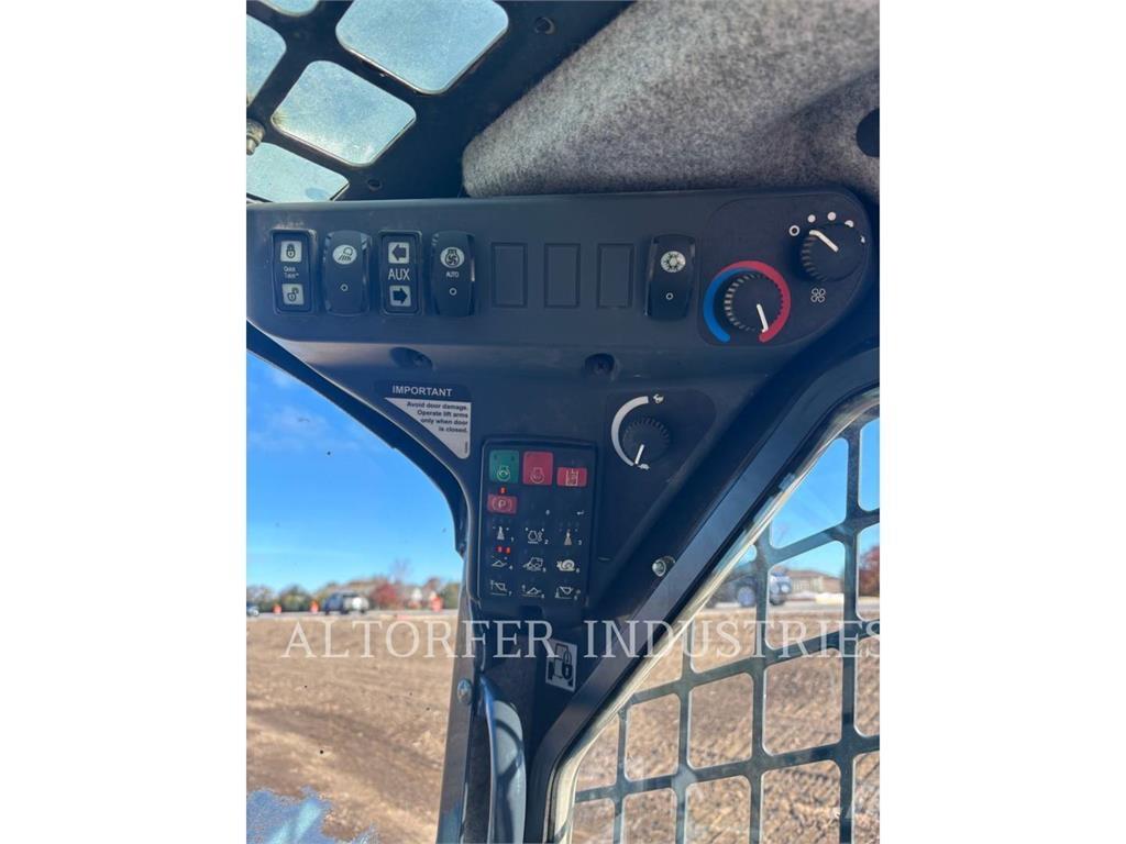 John Deere & CO. 323E Skid steer loaders