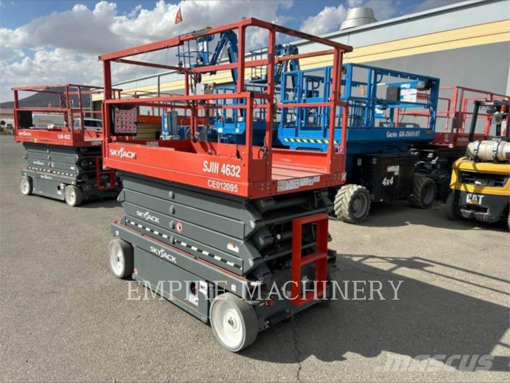 Skyjack 4632 Articulated boom lifts