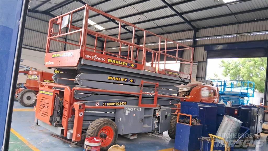 SkyJack 9250RT Scissor lifts