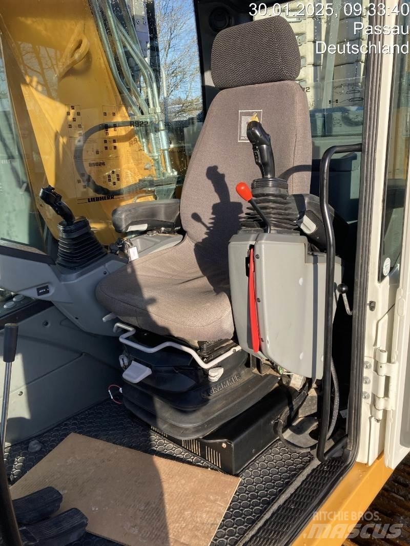 Liebherr R922 Crawler excavators