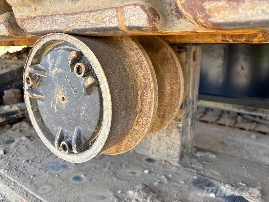 CAT 374 (On Transport) Crawler excavators