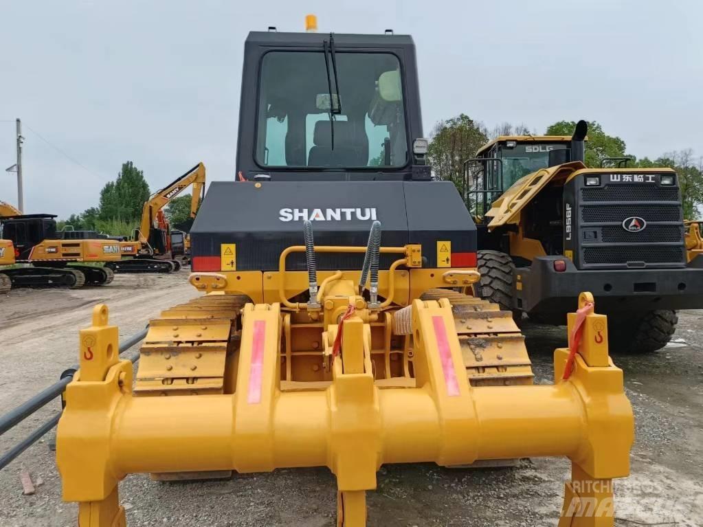 Shantui D16 Crawler dozers