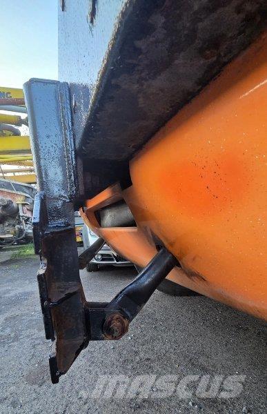 Praga NTS 265 + sypač Sand and salt spreaders