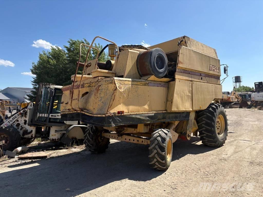 New Holland TF 44 Combine harvesters