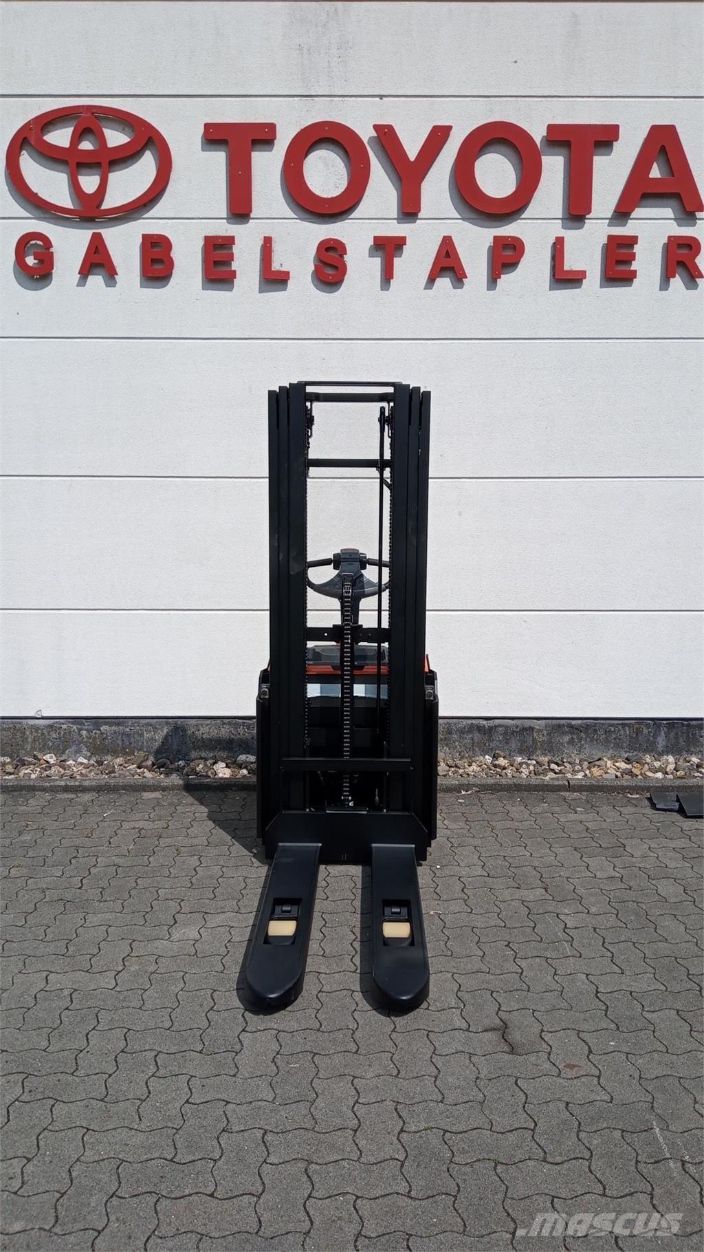 Toyota SWE140L Self propelled stackers