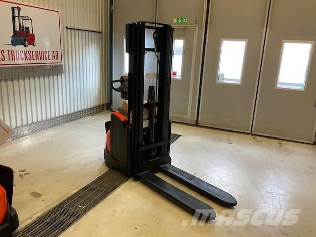 Toyota SWE 120 L Pedestrian stacker