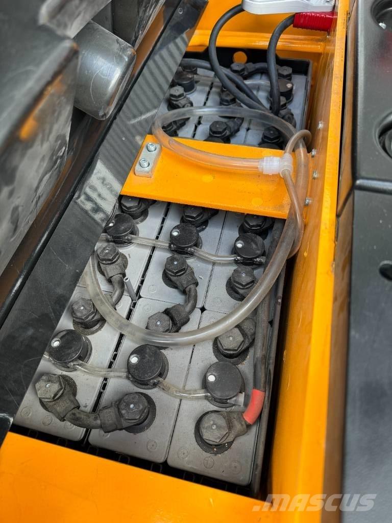 Hyundai 15ESR Self propelled stackers