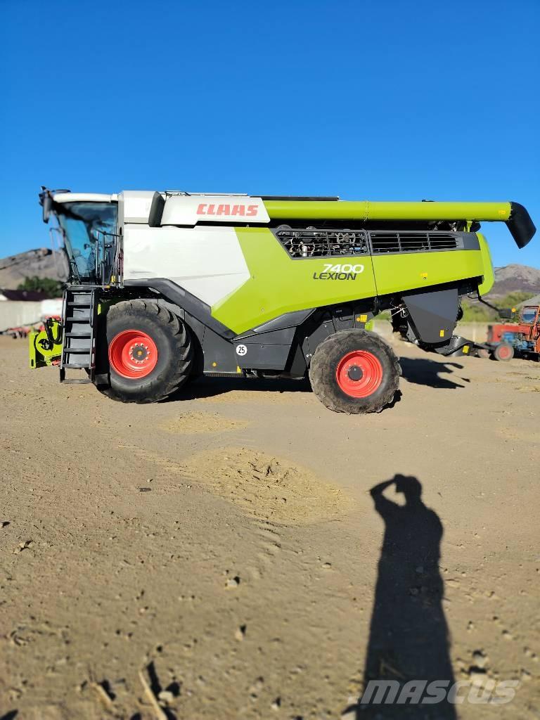 CLAAS Lexion 7400 Combine harvesters