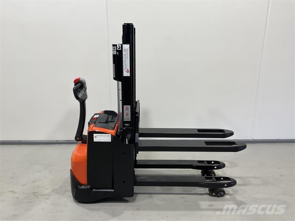 Toyota SWE200D Self propelled stackers