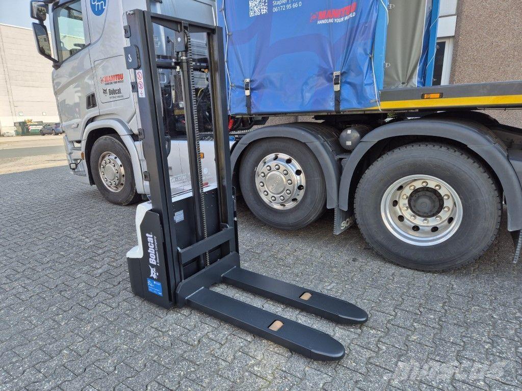 Bobcat LSM12N Pedestrian stacker