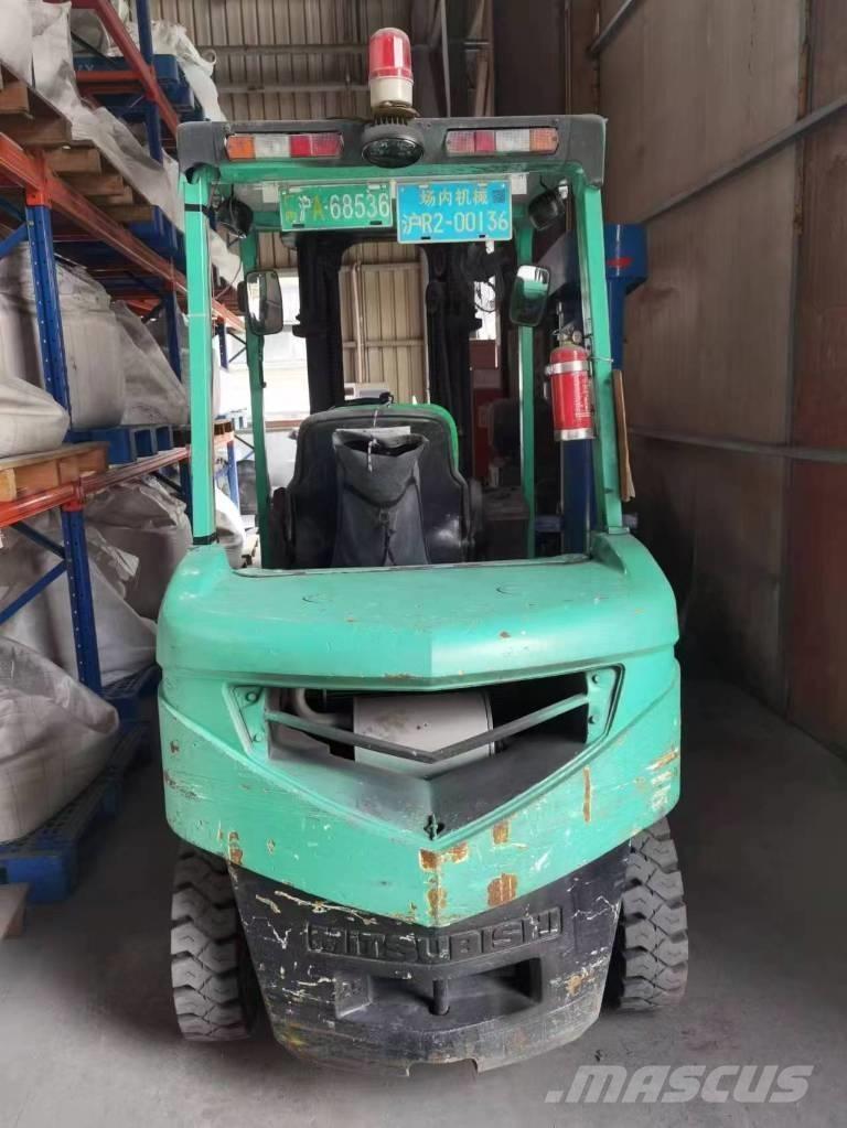 Mitsubishi FD 25 Diesel trucks