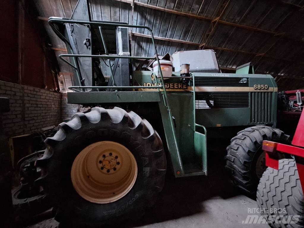 John Deere 6850 Self-propelled foragers