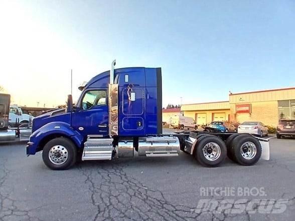 Kenworth T880 Truck Tractor Units