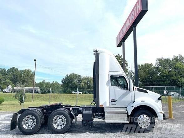 Kenworth T880 Truck Tractor Units