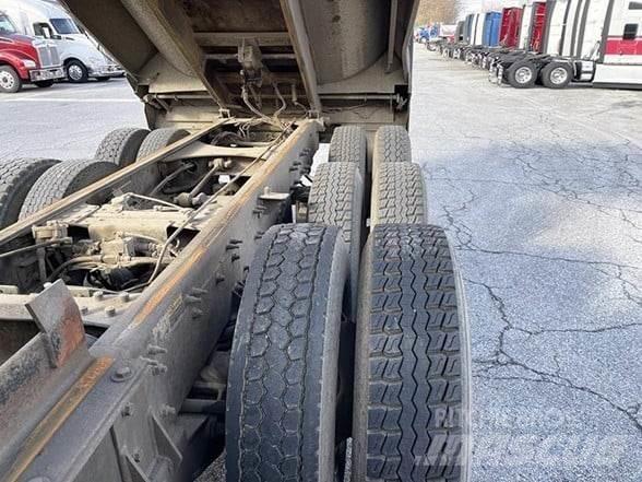 Mack GRANITE GU713 Tipper trucks