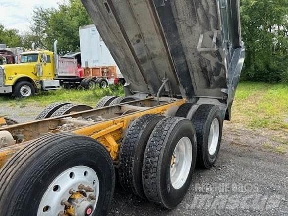 Mack GRANITE GU713 Tipper trucks