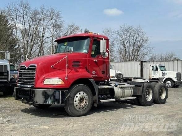 Mack PINNACLE CXU613 Truck Tractor Units